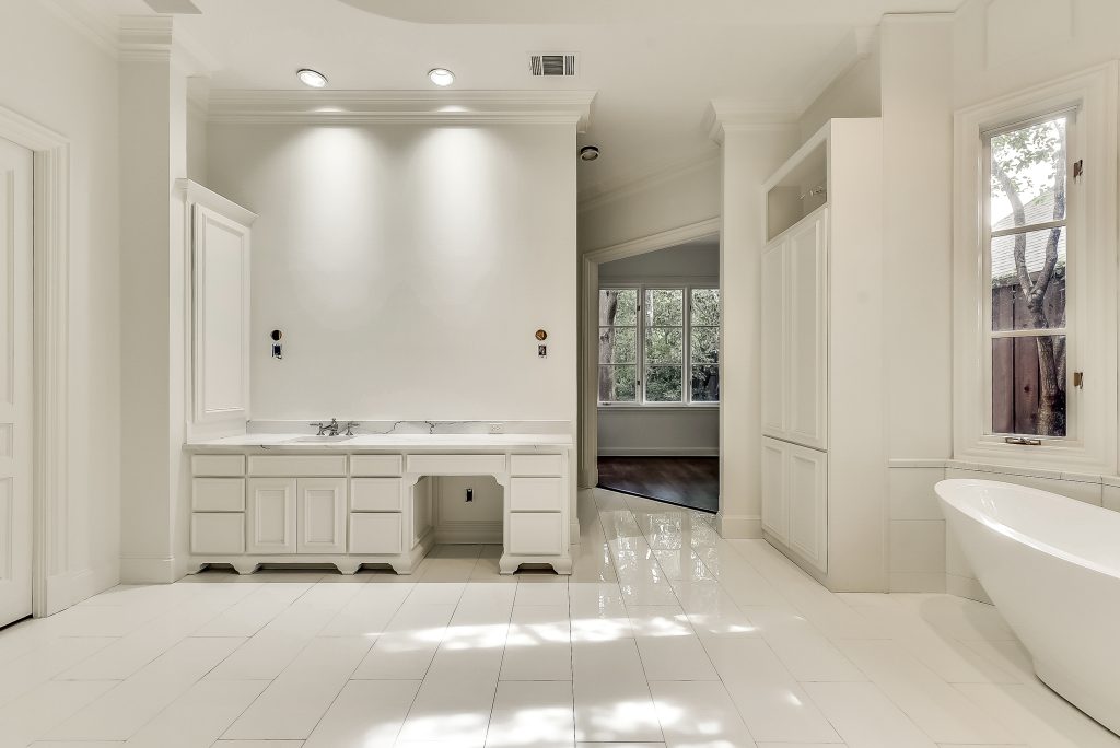 Luxurious bathroom design on Meadow Road